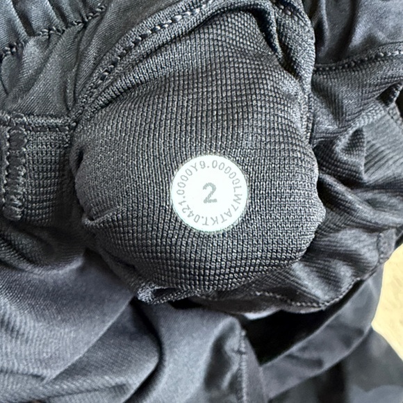 lululemon athletica hotty hot Black camo Athletic Shorts size 2 4” length - Picture 3 of 4